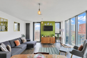 Canal View 2BD Balcony Retreat